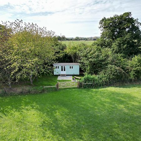 Great Ashley Farm Bed And Breakfast & Shepherds Huts Bradford-On-Avon ภายนอก รูปภาพ