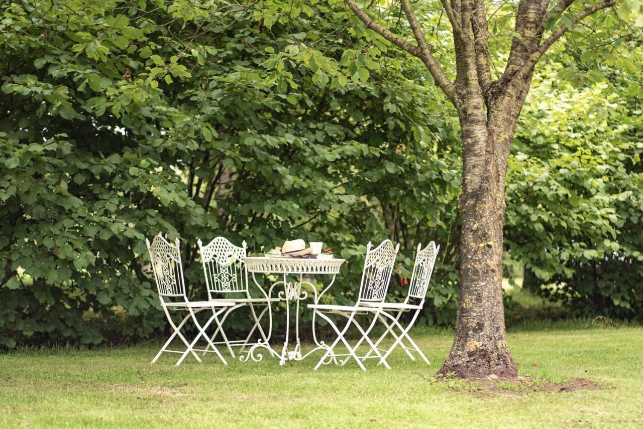 Great Ashley Farm Bed And Breakfast & Shepherds Huts Bradford-On-Avon ภายนอก รูปภาพ