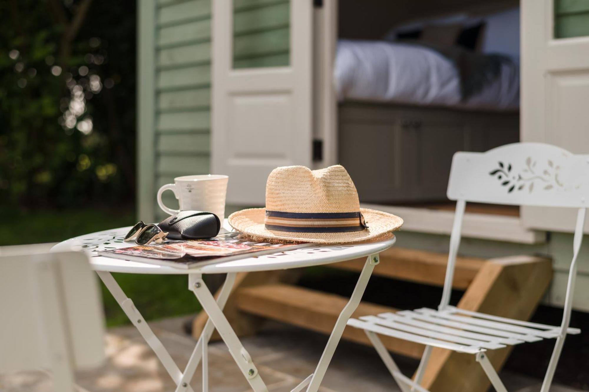 Great Ashley Farm Bed And Breakfast & Shepherds Huts Bradford-On-Avon ภายนอก รูปภาพ