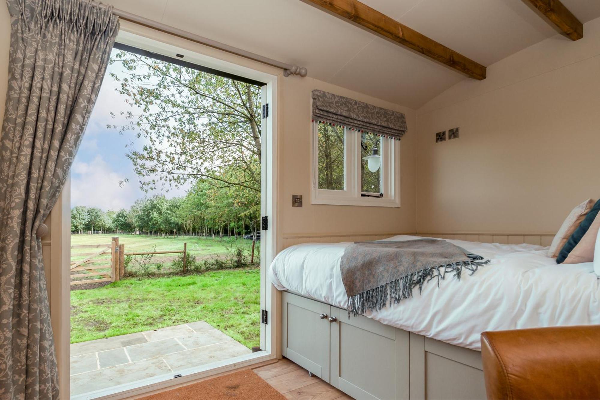 Great Ashley Farm Bed And Breakfast & Shepherds Huts Bradford-On-Avon ภายนอก รูปภาพ