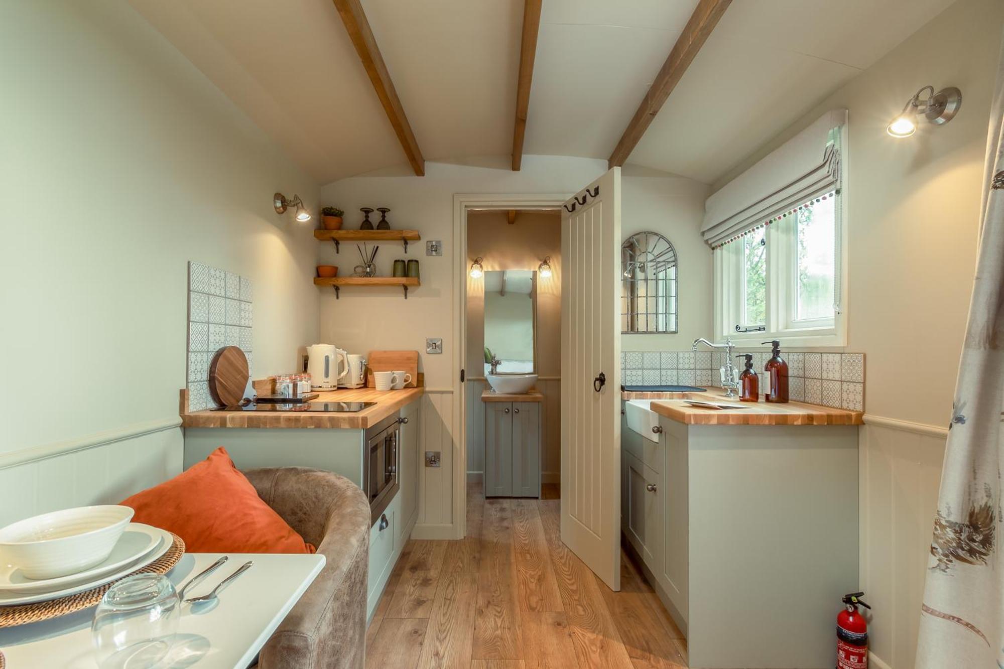 Great Ashley Farm Bed And Breakfast & Shepherds Huts Bradford-On-Avon ภายนอก รูปภาพ