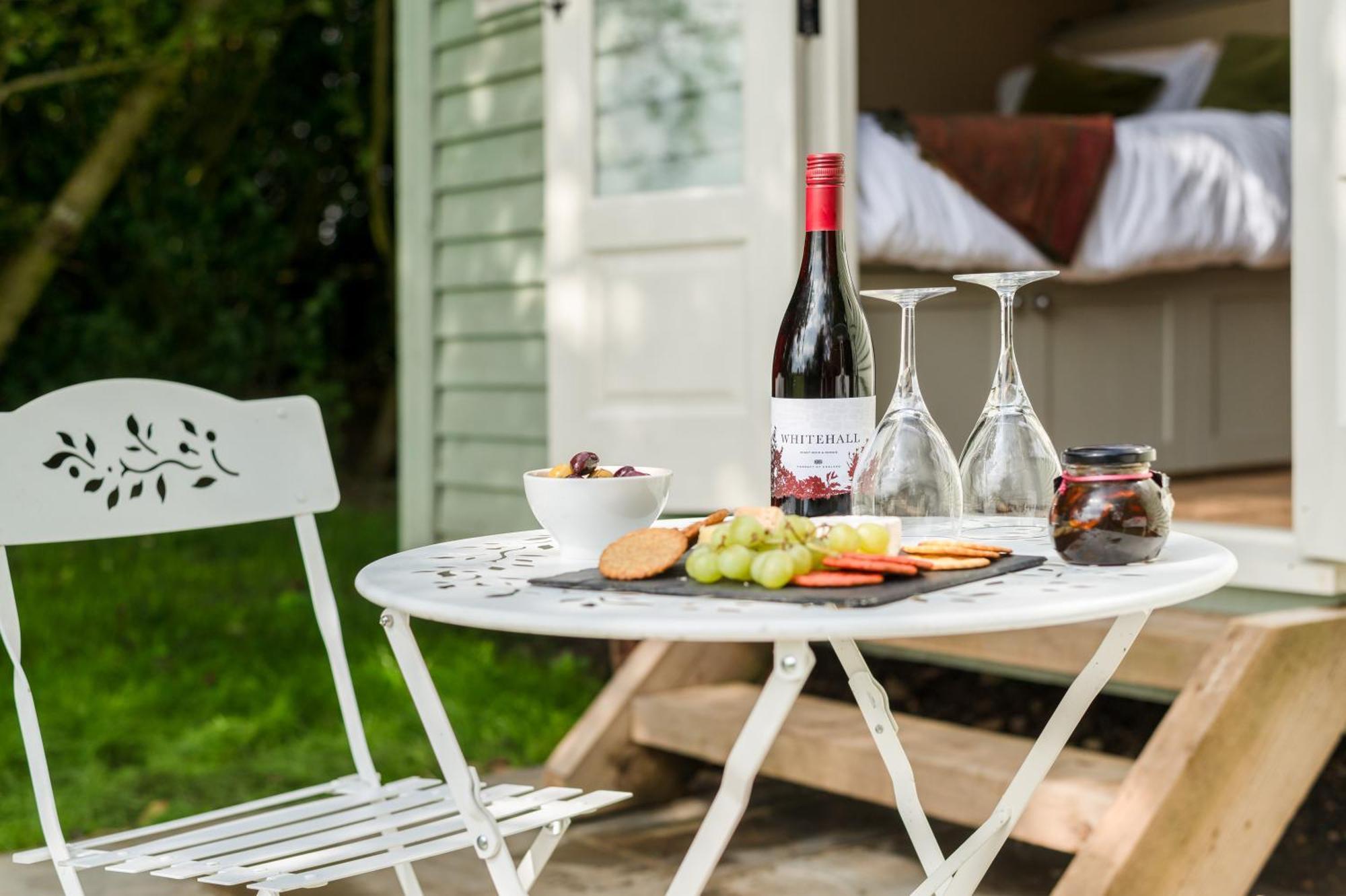 Great Ashley Farm Bed And Breakfast & Shepherds Huts Bradford-On-Avon ภายนอก รูปภาพ