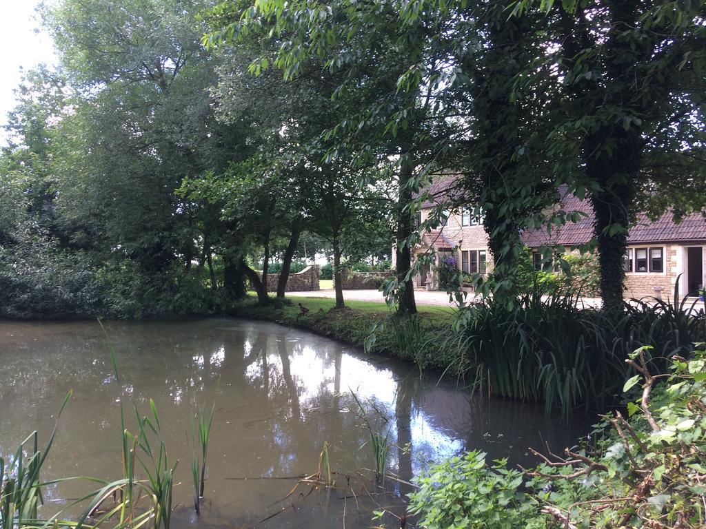 Great Ashley Farm Bed And Breakfast & Shepherds Huts Bradford-On-Avon ภายนอก รูปภาพ