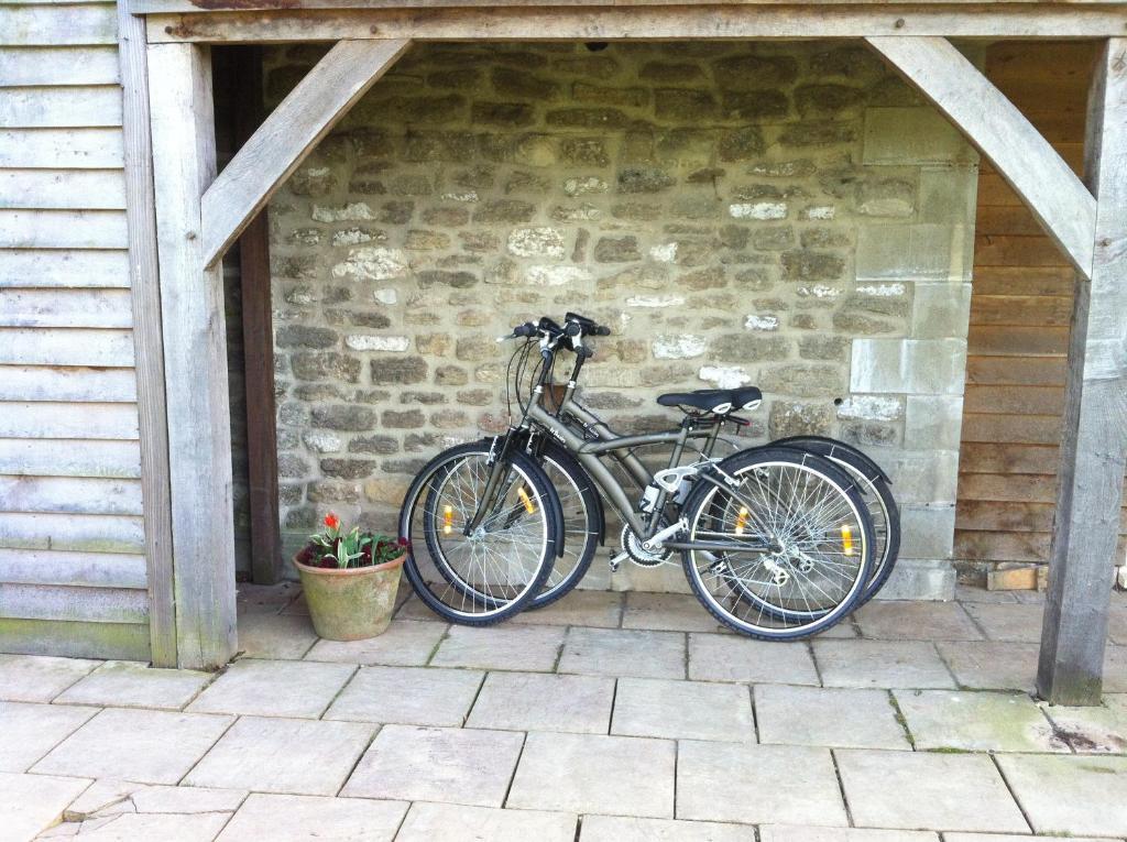 Great Ashley Farm Bed And Breakfast & Shepherds Huts Bradford-On-Avon ภายนอก รูปภาพ