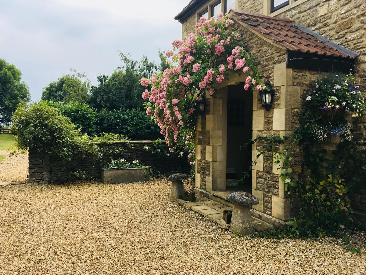 Great Ashley Farm Bed And Breakfast & Shepherds Huts Bradford-On-Avon ภายนอก รูปภาพ